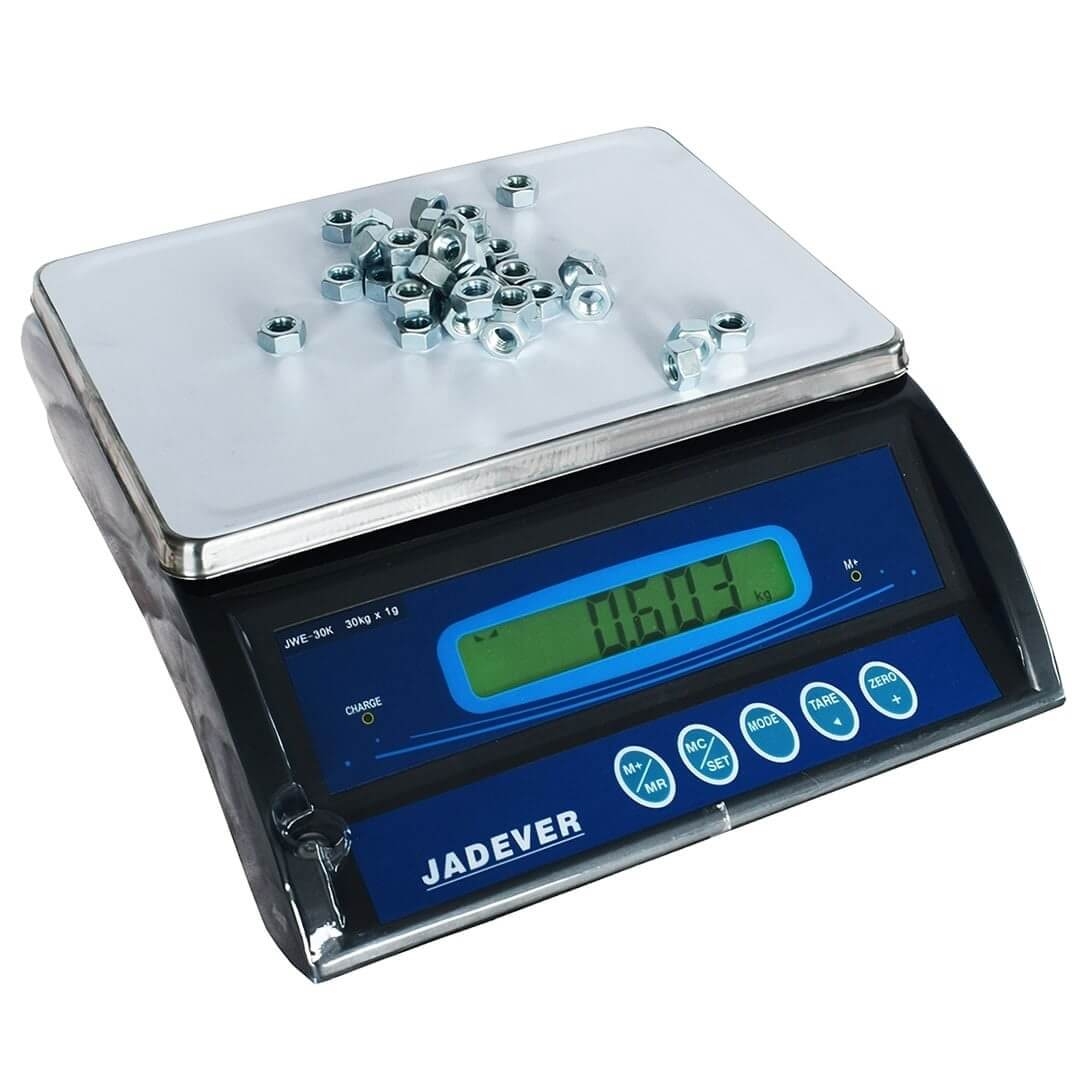  ترازوی JADEVER JWE با ظرفیت 30 کیلوگرم و دقت 1 گرم. ترازو JADEVER JWE دارای صفحه نمایش LCD چراغ دار با 6 رقم است